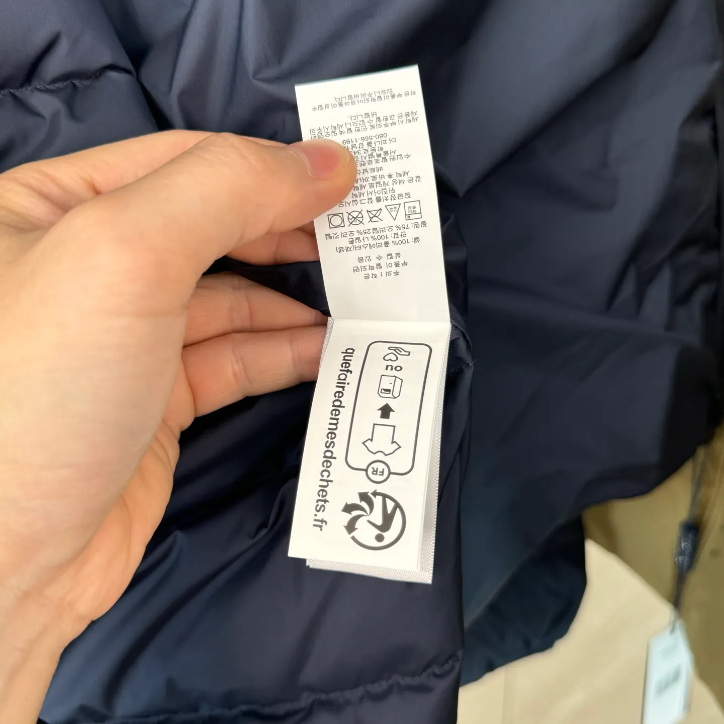 P930 lightweight down jacket size s m l xl Nylon fabric has good windproof and waterproof properties, which can effectively block the intrusion of wind and rain from the outside and keep the inside dry, suitable for wearing in humid or rainy environments.  The red label on the chest is made with an imported MECLO embroidery machine. The original pattern is scanned first, and then high-quality silk thread is used to make a pattern. The density effect is adjusted by continuous pattern making.  Exquisite details: the zipper design is simple and elegant, easy to operate; the closing design of the cuffs and hem effectively prevents the intrusion of cold wind, improving the warmth and comfort of wearing.  High-quality filling: 90 white duck down is selected, with a weight of 260g, ensuring excellent thermal insulation performance. After strict screening and processing, the velvet is not easy to drill, ensuring durability. The hangtags, wash marks, air holes, and four-button buttons are all customized from the original one-to-one mold.